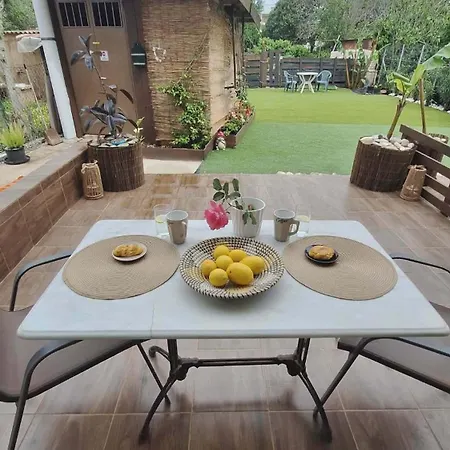 Glossy Messinian Escape - Cozy Yard Lejlighed *
