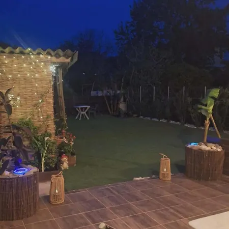 Glossy Messinian Escape - Cozy Yard Lejlighed
