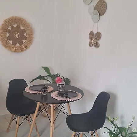Glossy Messinian Escape - Cozy Yard